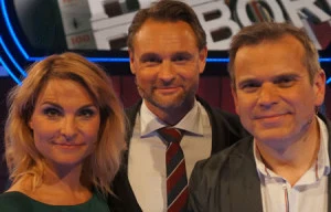 De to TV 2-værter, Michèle Bellaiche og Hans Pilgaard, er gæster hos Claus Elming i det populære gameshow "Pengene på bordet" på søndag. 