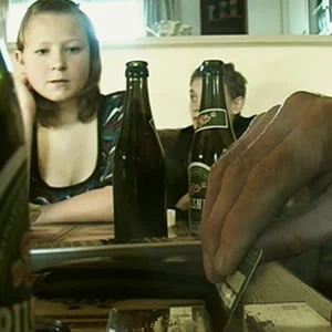 Svend gør klar til at sniffe kokain - i overværelse af nogle af hans børn.  Fotos: Made in Copenhagen / TV 2