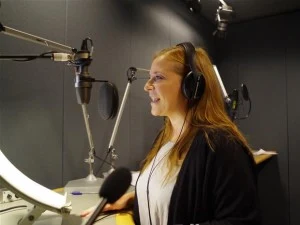 Susanna Rankenberg øver sig på sin speak til en trailer med 'Den store Bagedyst': "Kære venner - så skal der kage på bordet." (Foto: Mette Marie Heinfelt)