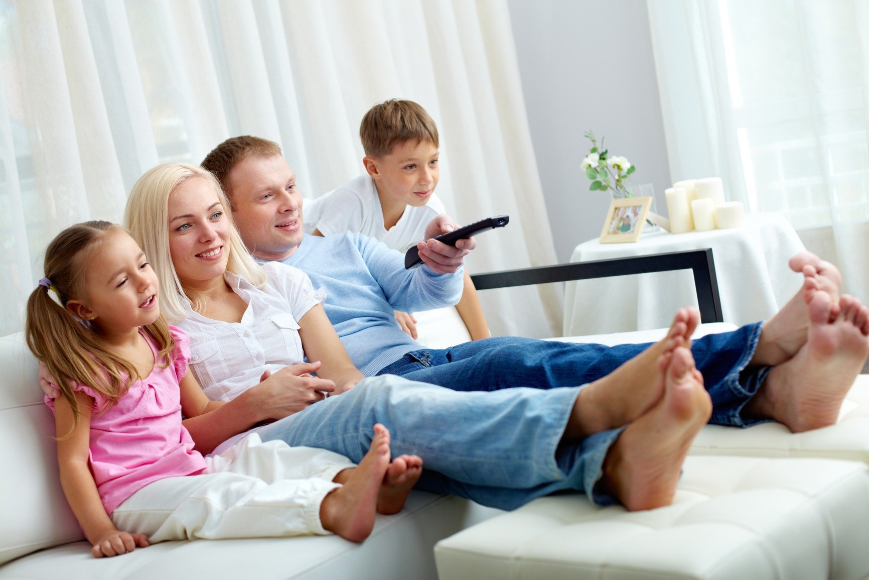 Пока родители смотрят телевизор. Семья на диване перед телевизором. Родители дети телевизор. Дети перед телевизором с родителями.