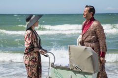 Fru Helene Aurland (Cecilie Stenspil) og hr. Edward Weyse (Jens Jacob Tychsen) i 'Badehotellet'