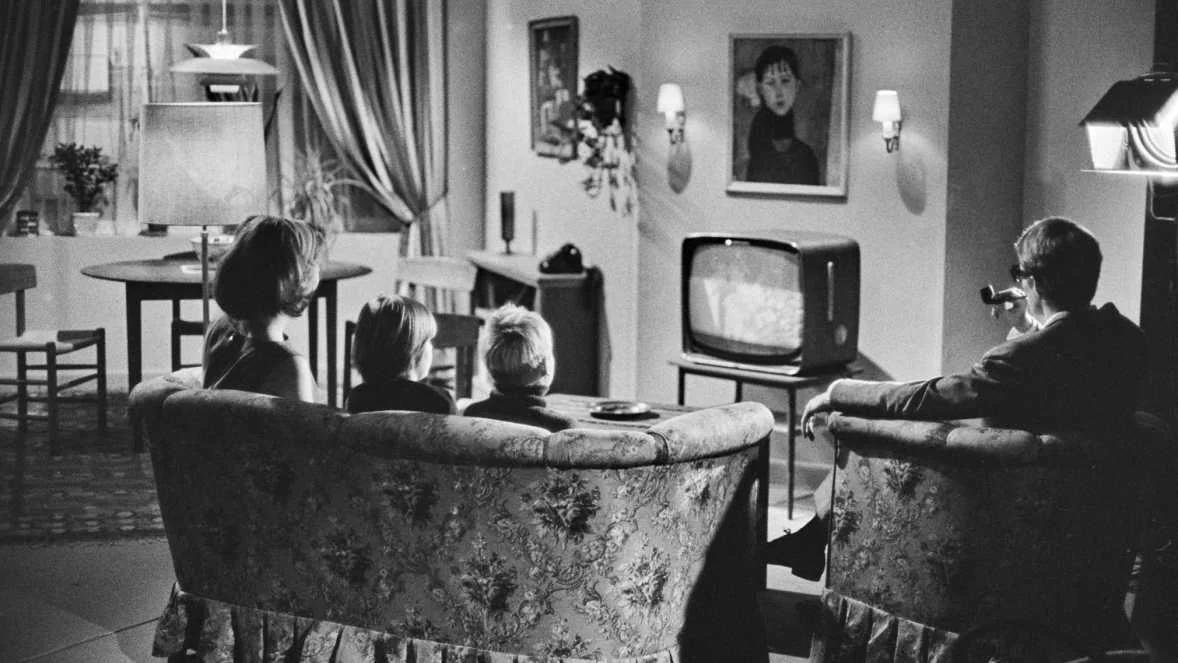 tv stue sofa familie gamle dage DR