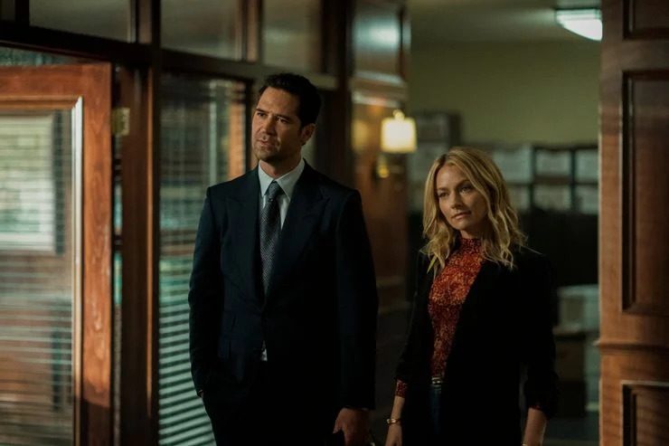 Manuel Garcia Rulfo and Becki Newton in The Lincoln Lawyer