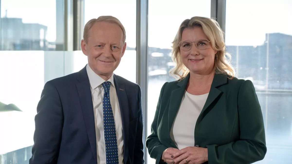 Poul Erik Skammelsen og Louise Windfeld-Høeberg er de nye værter på ’Verden ifølge NEWS’. Foto: TV 2