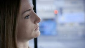 Anna er 24 år og har en dobbeltdiagnose i form af psykiske lidelser og stofmisbrug. Siden Anna var 13 år, har hun været svingdørspatient i psykiatrien. Serien følger Anna i tre år. Foto: Christian Voldborg Andersen/TV 2