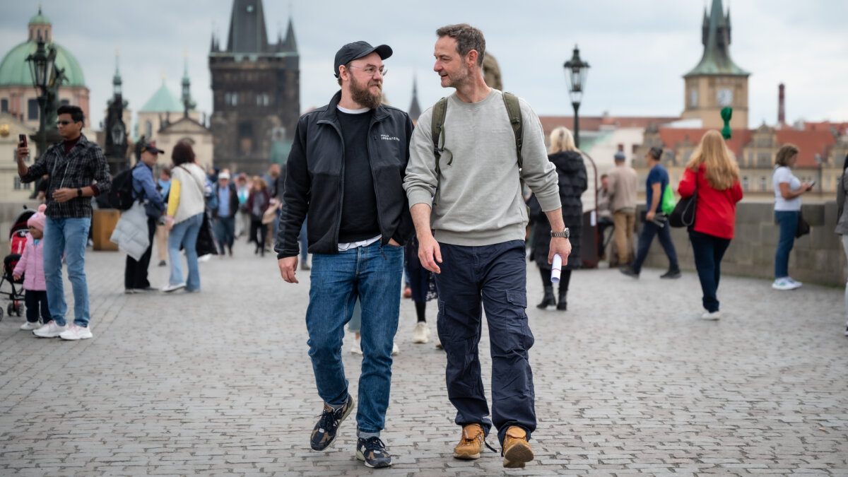 Med rygsæk og rullekuffert TV 2 Jonas og Anderr