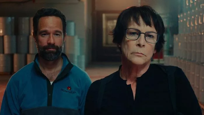 Chris Diamantopoulos og Jamie Lee Curtis i The Sticky