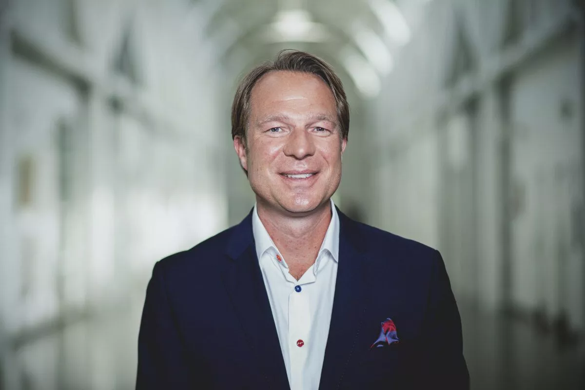 TV 2s sportsdirektør, Frederik Lauesen