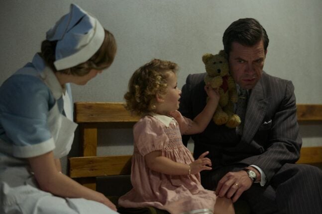 Karen (Marie Reuther), prinsesse Margrethe (Asta Tvilling Jensen) og kong Frederik 9. (Nikolaj Lie Kaas).