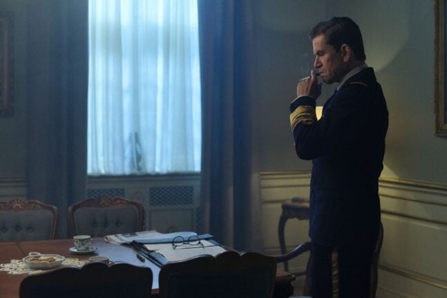 Nikolaj Lie Kaas i rollen som kong Frederik 9.