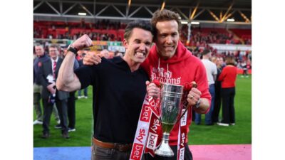 Ryan Reynolds og Rob McElhenney kommenterer Wrexham på Viaplay