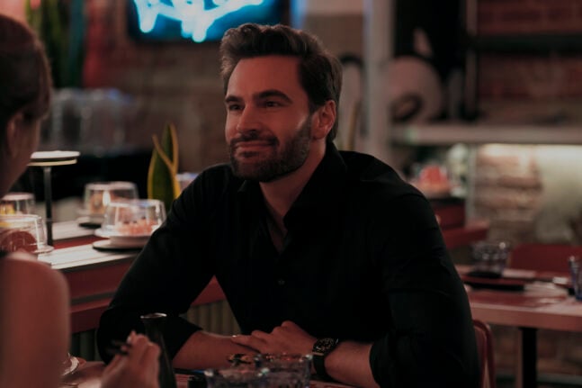 Adam (Tom Bateman) i The Love Hypothesis