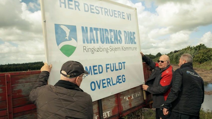 Ikke i min baghave Trailer